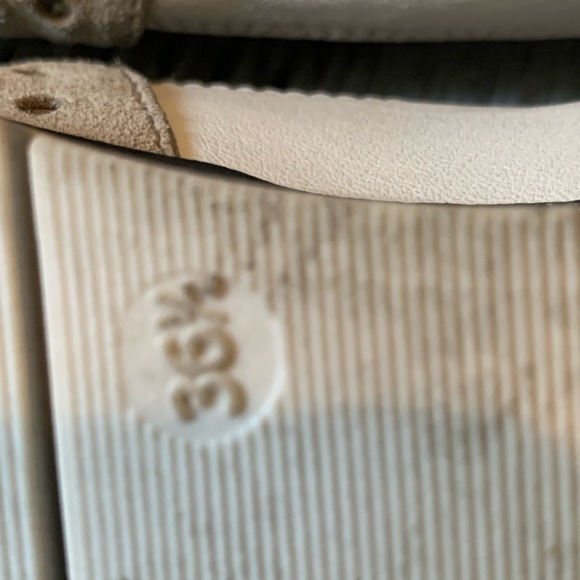 Tan and Black Flats for Effortless Style - Picture 10 of 11